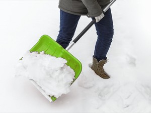 Как выбрать лопату для уборки снега: советы по участку, покрытию и глубине снега