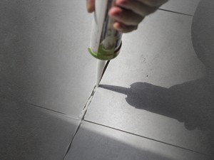 Как выбрать затирку и шпатели для швов: практичный гайд для ремонта