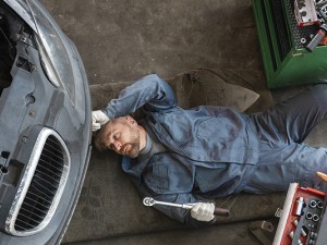 Страховочное оборудование при ремонте авто: что нужно знать и как выбрать