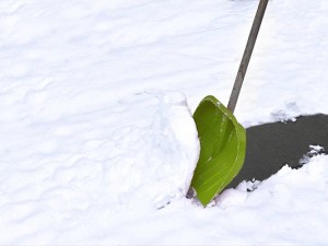 Советы по уборке снега: техника, безопасность и надёжные инструменты Рябина и ЗУБР