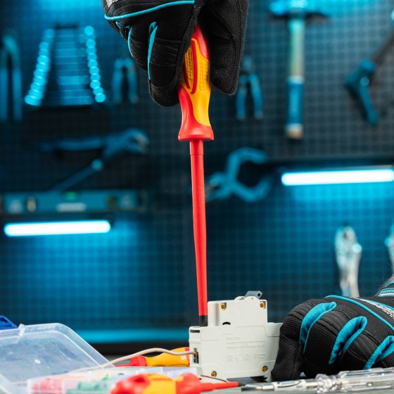 Набор отверток диэлектрических до 1000 В, 8 шт, тестер, CrMo, двухкомпонентные рукоятки Gross 12950 Набор отверток диэлектрических до 1000 В, 8 шт, тестер, CrMo, двухкомпонентные рукоятки Gross 12950