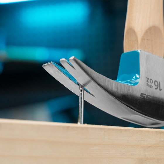 Молоток-гвоздодер, 450 г, угол 75, магнит, обрезиненная рукоятка American hickory GROSS 10418