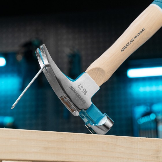 Молоток-гвоздодер, 450 г, угол 75, магнит, обрезиненная рукоятка American hickory GROSS 10418
