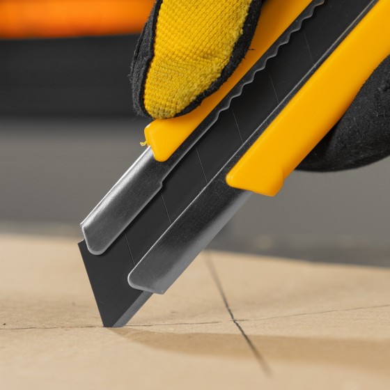 Нож, 25 мм, сменное лезвие, SK4, корпус из TPR, метал. направляющая, винтовой фиксатор Denzel 78945